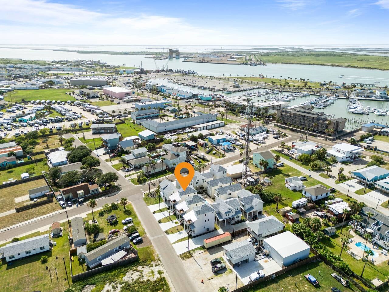 Again, this is an unbeatable location, just minutes from the marina, local dining, and ferry access for your next adventure!